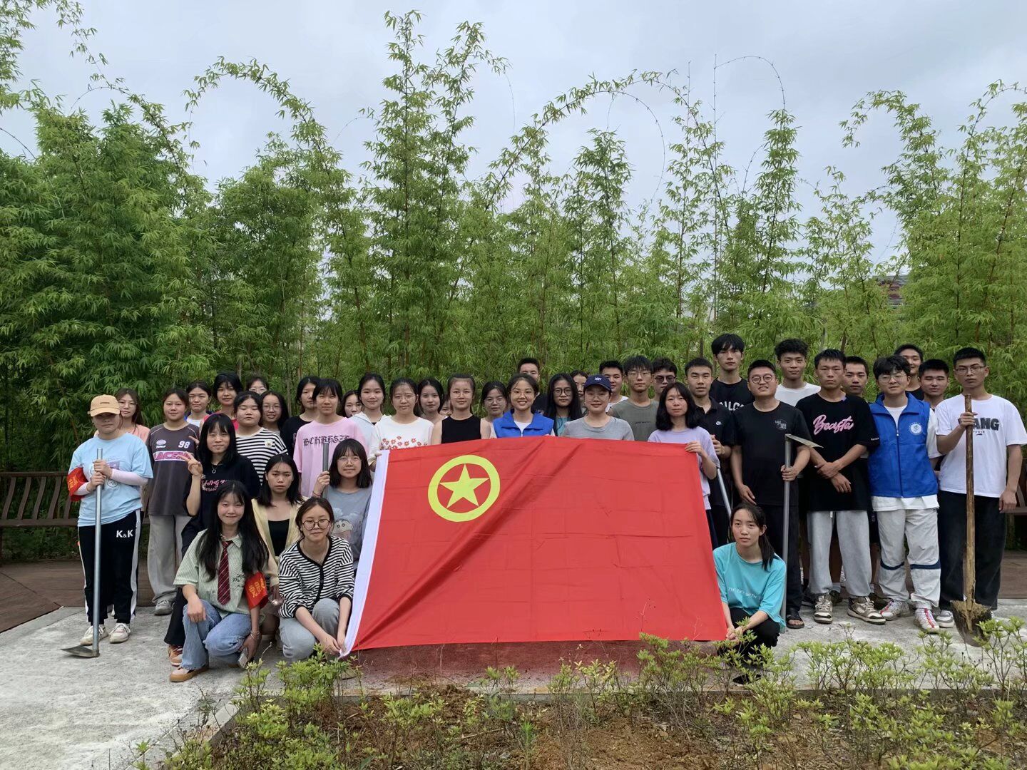 我院团委开展“花美校园”志愿活动